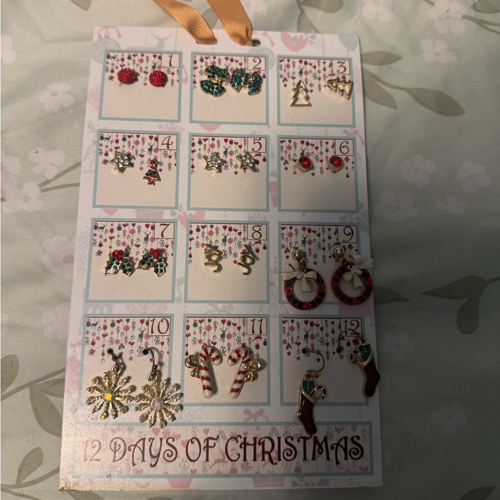 ‼️free with any order‼️Festive Christmas Earring Set - sitting in storage🎄